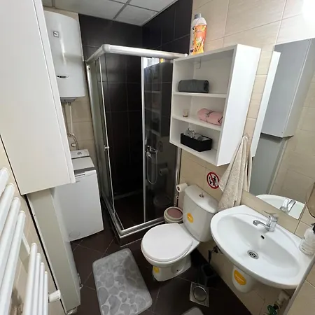 Free Personal Parking & Wi-fi - 5 Min Away From The City Square - Modern And Cozy In The Centre Of Apartment *