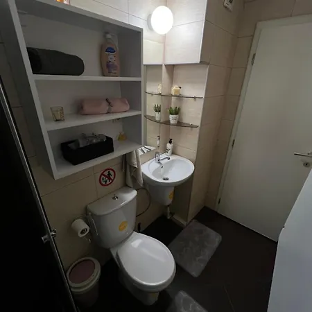 Free Personal Parking & Wi-fi - 5 Min Away From The City Square - Modern And Cozy In The Centre Of