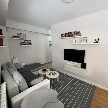 Free Personal Parking & Wi-fi - 5 Min Away From The City Square - Modern And Cozy In The Centre Of Apartment *