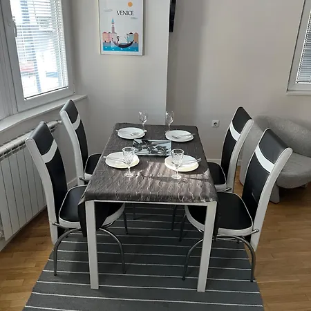 Apartment Free Personal Parking & Wi-fi - 5 Min Away From The City Square - Modern And Cozy In The Centre Of *
