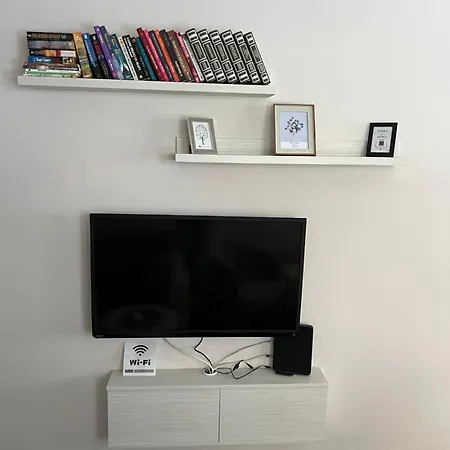 Free Personal Parking & Wi-fi - 5 Min Away From The City Square - Modern And Cozy In The Centre Of Apartment *