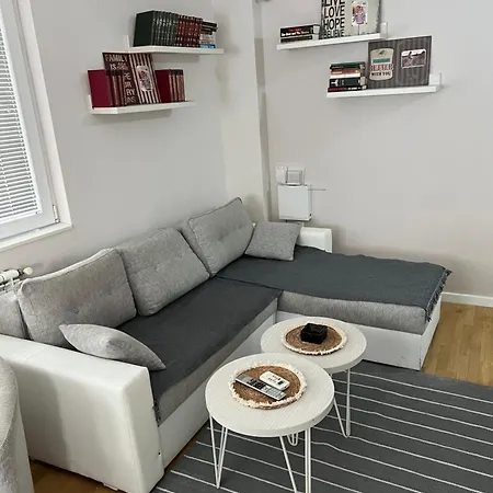Free Personal Parking & Wi-fi - 5 Min Away From The City Square - Modern And Cozy In The Centre Of Apartment