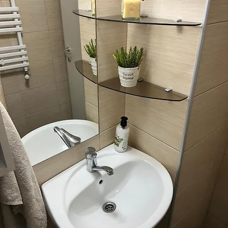 Free Personal Parking & Wi-fi - 5 Min Away From The City Square - Modern And Cozy In The Centre Of Apartment Skopje